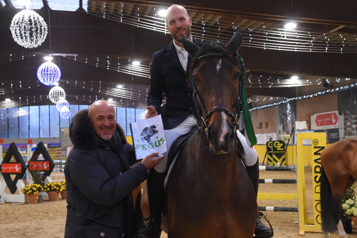 images/emiliaromagna/Salto_Ostacoli/medium/Alessandro_Giordano_su_Taide_premiato_da_Omer_Maurizzi_di_Pegus.JPG