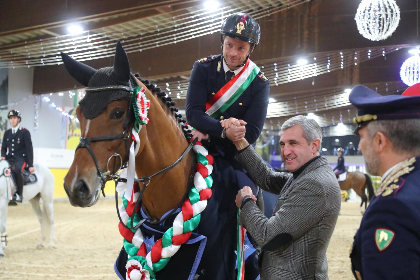 images/emiliaromagna/Salto_Ostacoli/medium/Federico_Ciriesi_premiato_dal_presidente_Fise_Marco_di_Paola.JPG