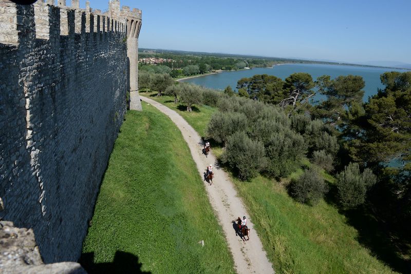 Castiglione del Lago, Capitale Europea dell'Endurance: Spettacolo e Tradizione all'Inaugurazione del Campionato Europeo