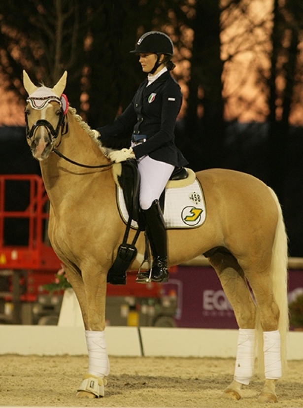 DRESSAGE: Giovani amazzoni in rettangolo a Roosendaal