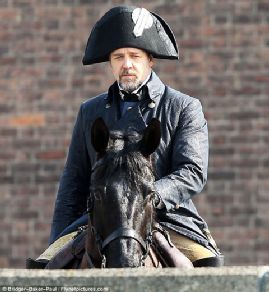 Cinema: Russell Crowe  a cavallo per Les Miserables