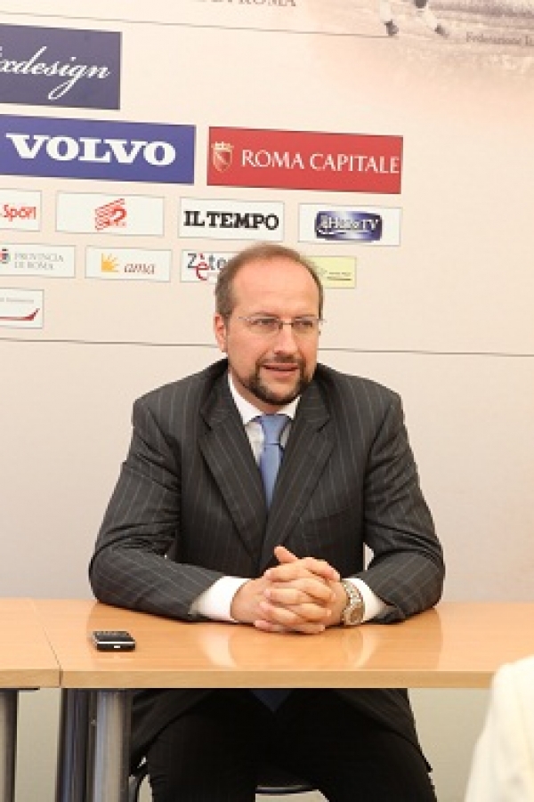 Piazza di Siena, Paulgross: