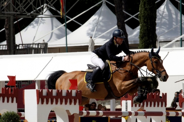 SALTO OSTACOLI: Piazza d’onore di Ferrario a Gorla Minore