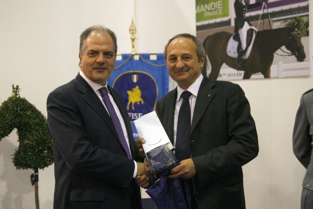 FIERACAVALLI2014: Sottosegretario Castiglione visita stand FISE