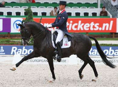 Dressage: una statua per Uthopia in Inghilterra