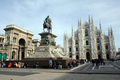 Milano: Vittorio Emanuele non scenderà da cavallo