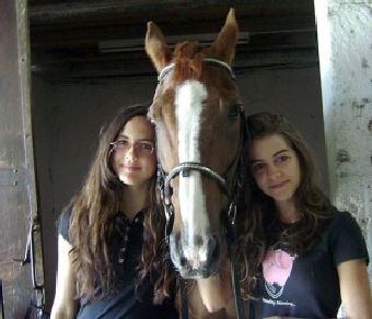 Silvia e Irene: scrittrici in erba per comprare un cavallo