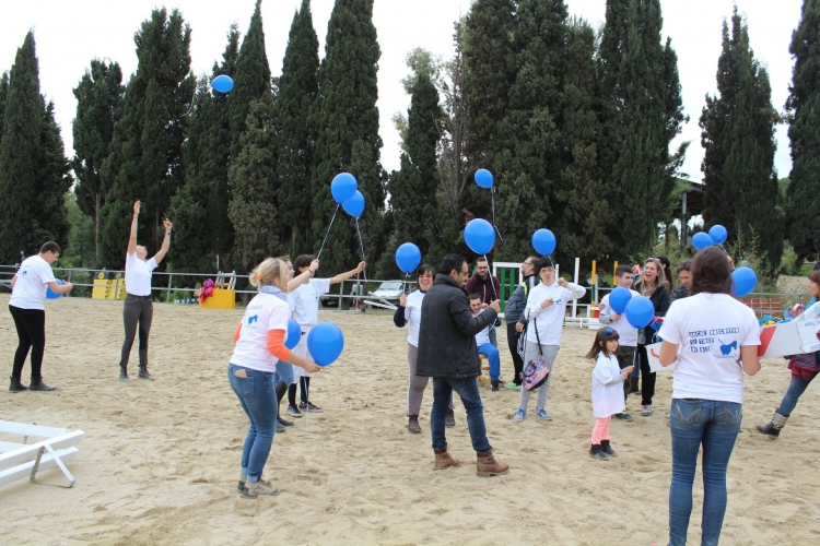 1050_Lancio palloncini con ragazzi disabili