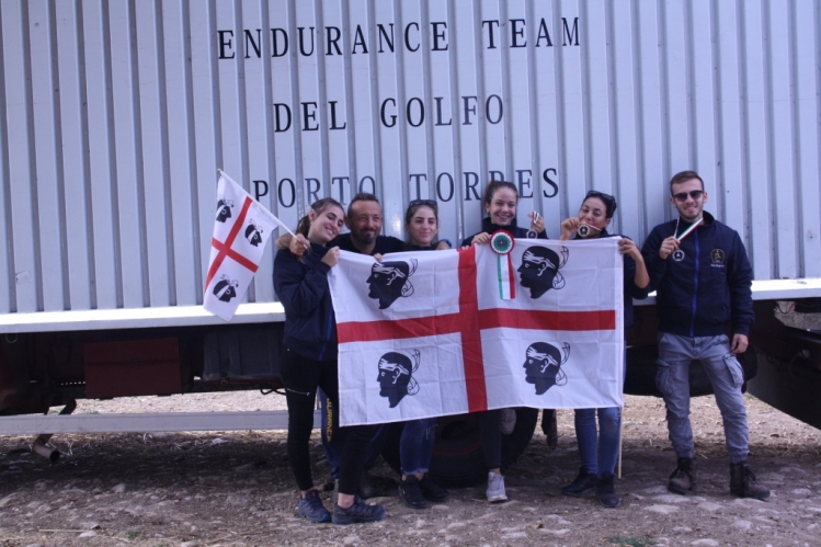 Gli altleti dell'Endurance Team del Golfo con il coach Costantino Sanna