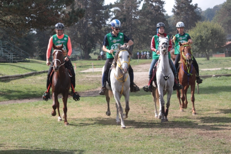 L'arrivo della squadra Medaglia d'Argento cat. CEN A