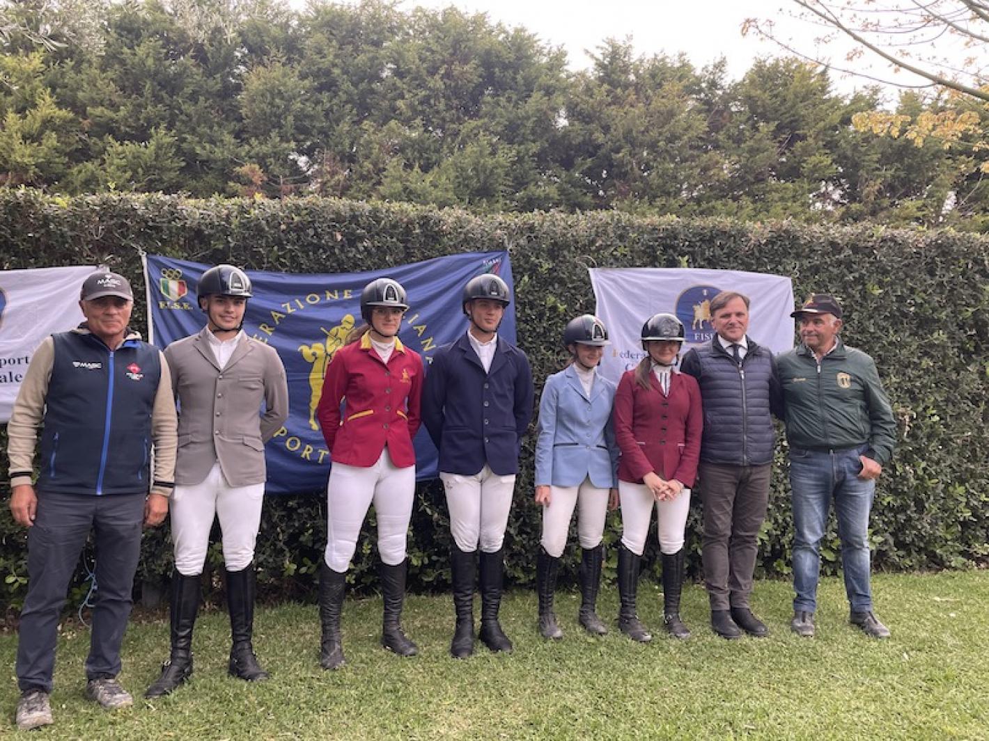 images/sicilia/Salto_Ostacoli/medium/1_squadra_cavalli_Piazza_di_Siena.jpg