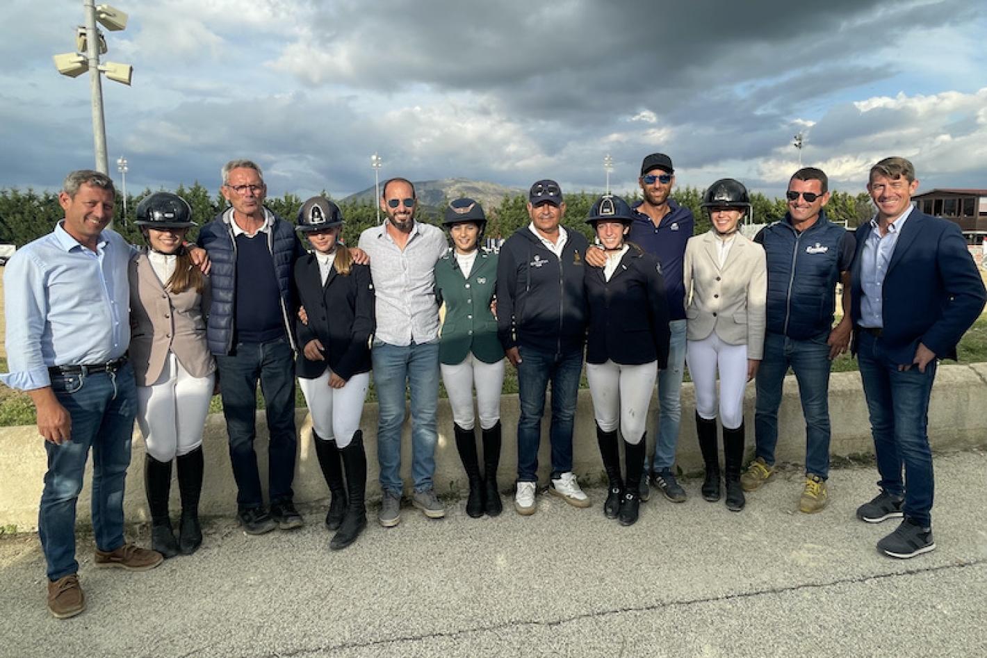 images/sicilia/Salto_Ostacoli/medium/Squadra_cavalli_verona24_istruttori_2.jpg