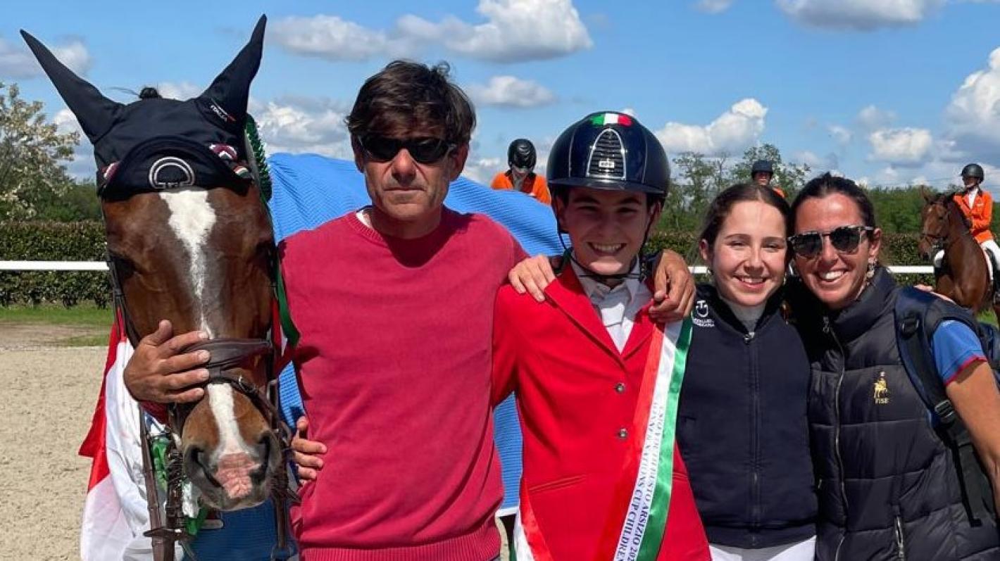 images/veneto/Personaggio_del_mese/medium/2024-05-17_-_CSIO_Ch_Busto_Arsizio_-_Riccardo_Giacomo_Marianna_Martinengo_Marquet_e_Raffaella_Caropreso.jpg